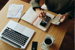 Découvrez les 3 piliers essentiels d’une gestion financière efficace quand on lance un business. Des conseils pratiques pour éviter les erreurs et bâtir une activité rentable dès le départ